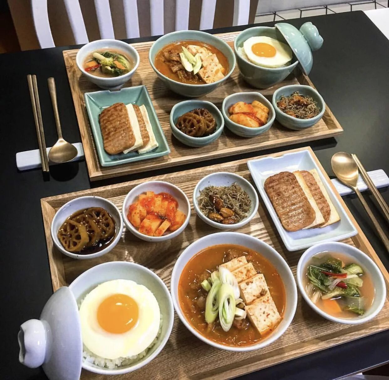 Корейский ужин. Корейский завтрак. Завтрак в азиатском стиле. Корейский стол с едой. Корейская кухня сервировка.