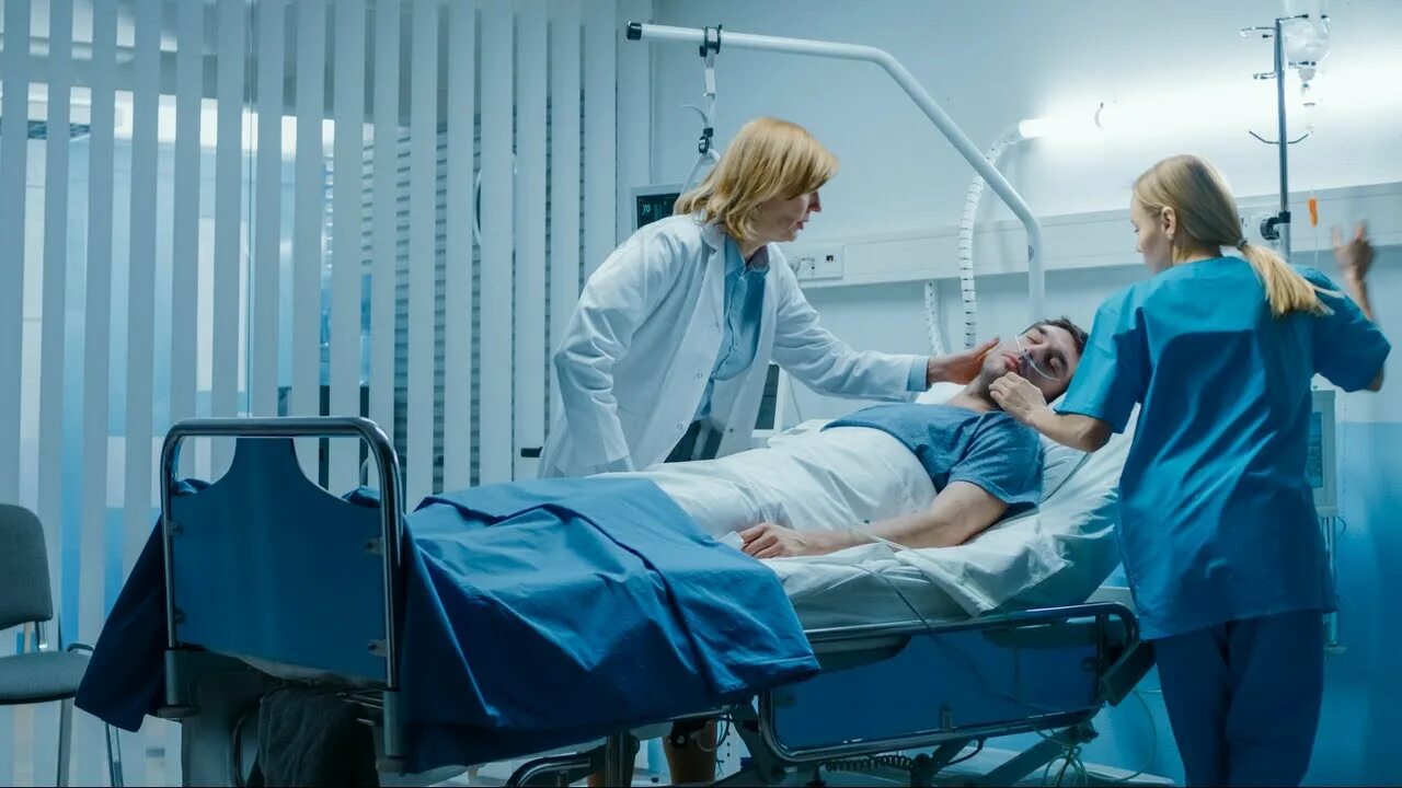 Беспокойный пациент. Доктор успокаивает. Онкологически больные люди. Онкологические больные. Тревожный пациент.