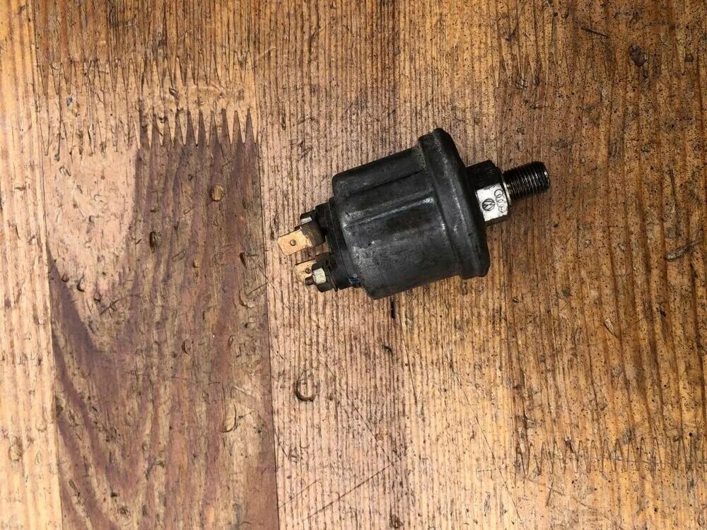 Ауди 80 датчик давления масла бочонок. Датчик давления масла ауди 100 с4 2. Датчик давления масла мм358-3829010. Датчик давления бочонок. Датчик давления масла audi 100.