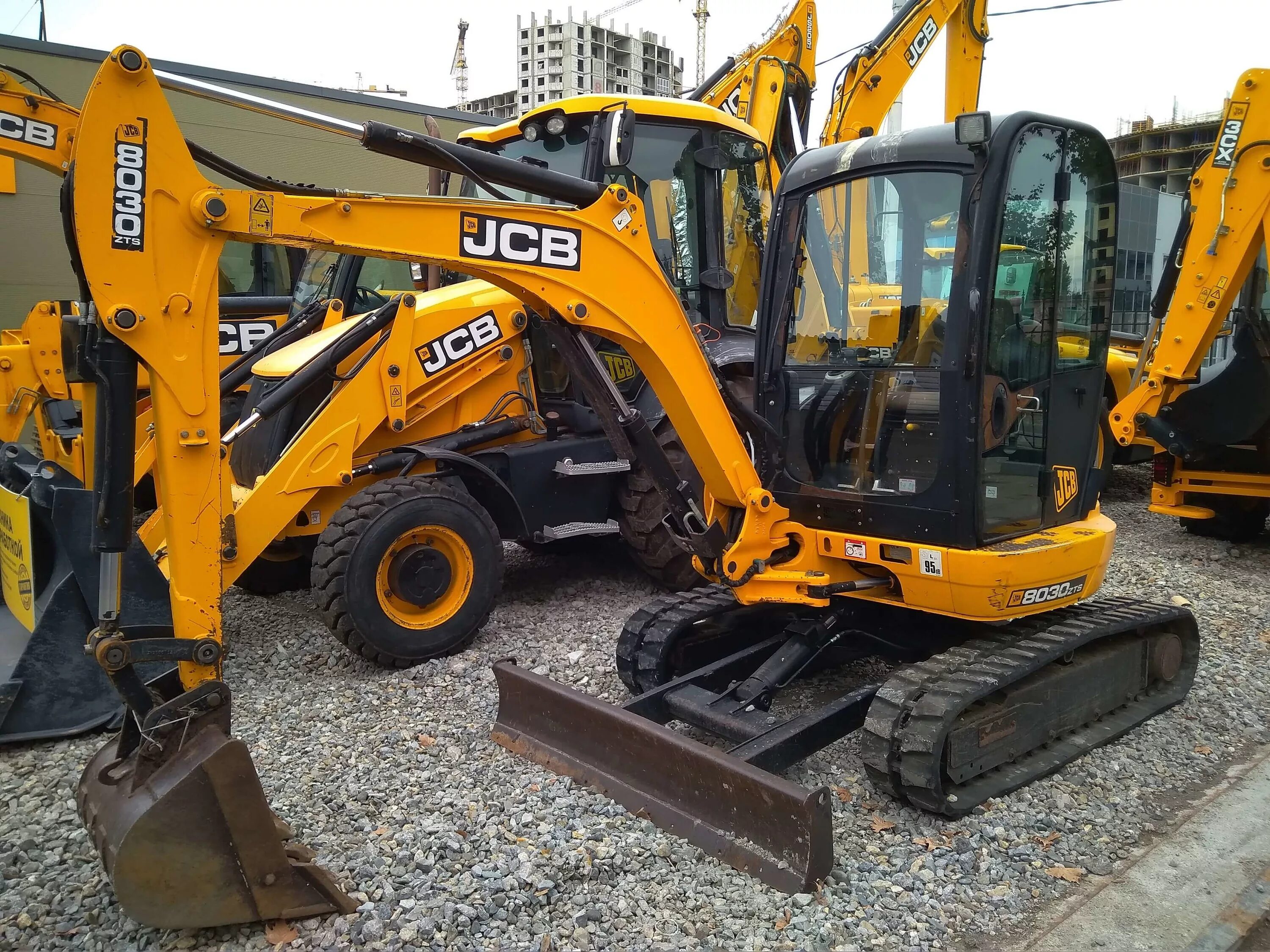 Авито джисиби экскаватор. JCB 8030 ZTS. Мини экскаватор JCB 8030. Мини экскаватор JCB 8030 кабина. JCB 8030 навесное.