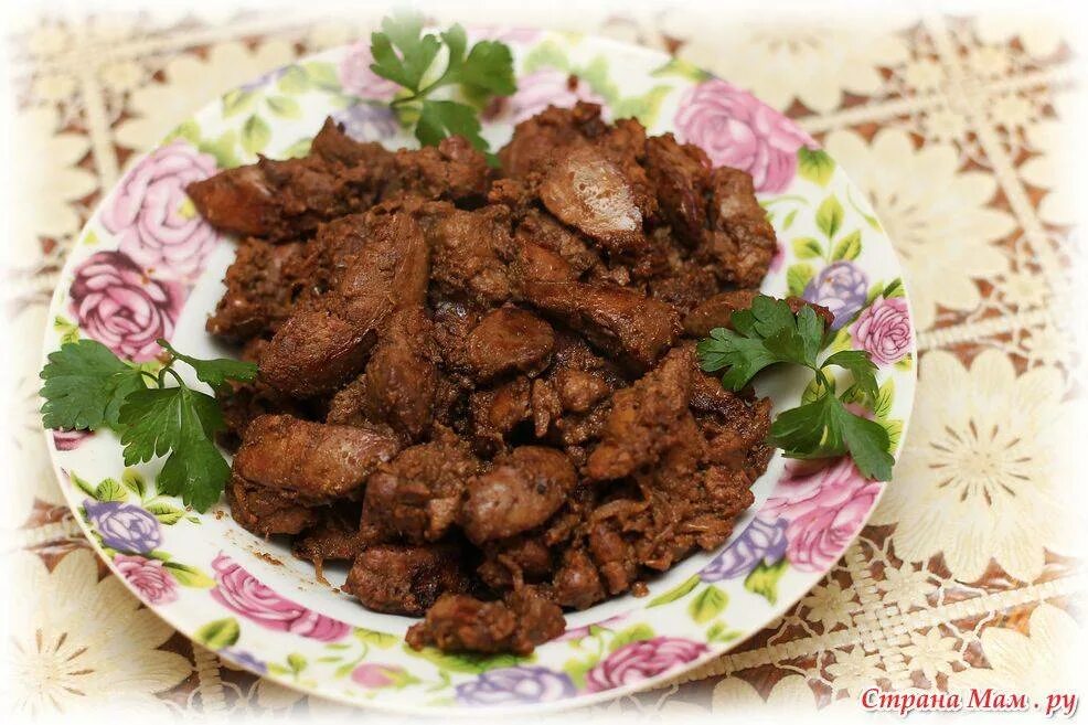 Как правильно сварить куриную печень для салата. Печень куриная жареная. куриная печень обжаренная. печёнка куриная жареная. печень куриная жареная с гарниром.