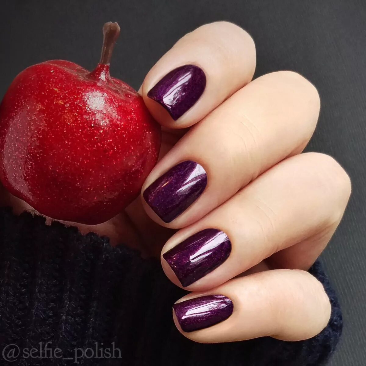 Ногти вишня. Маникюр вишня. Бордовый маникюр на короткие ногти. Маникюр с вишенками. Маникюр вишня.