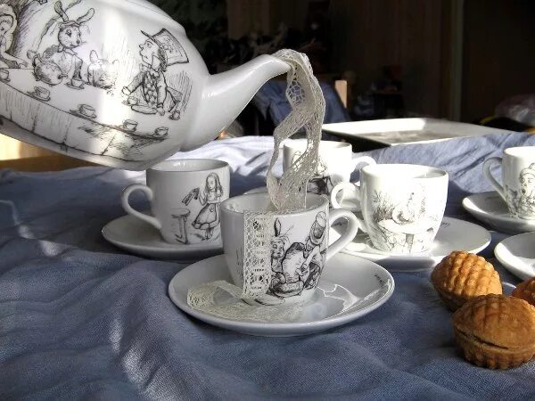 Алиса купить саратов. Сервиз Алиса в стране чудес. Сервиз посуды Алиса в Зазеркалье. Чайный сервиз безумное чаепитие. Сервиз для безумного чаепития.
