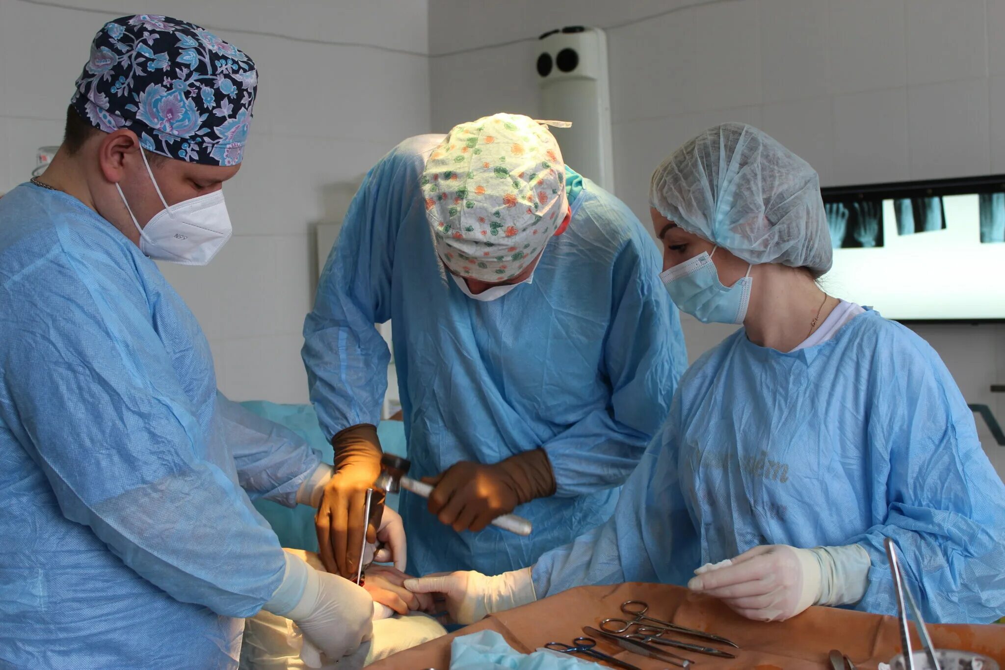 операция артроскопия коленного. работа хирурга травматолога. работа хирурга травматолога. изотов василий николаевич. аристов андрей михайлович ортопед, травматолог.