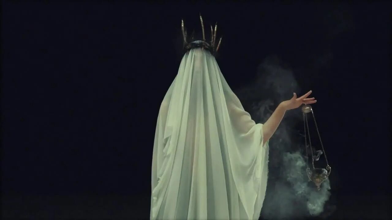 Bring me the horizon throne. Bmth Throne. Bring me the Horizon Throne кадры. Bring me the Horizon Throne обложка.