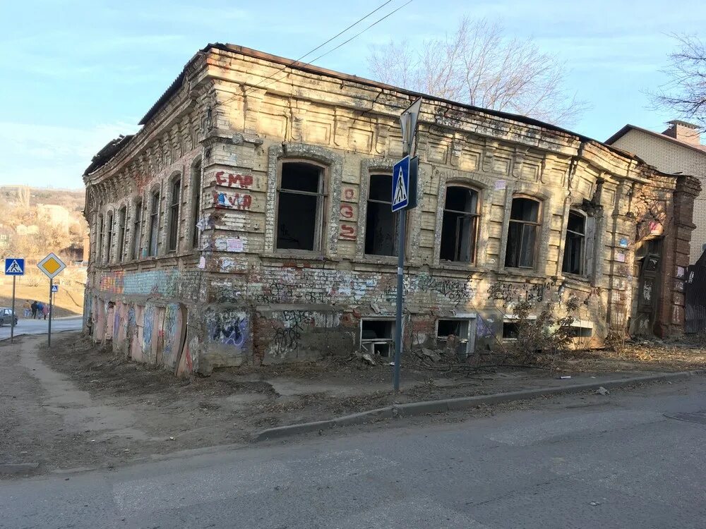 Дома под снос саратов. Волжская 34 Саратов. Аварийный дом. Старые здания Саратова. Старинные здания Энгельса.