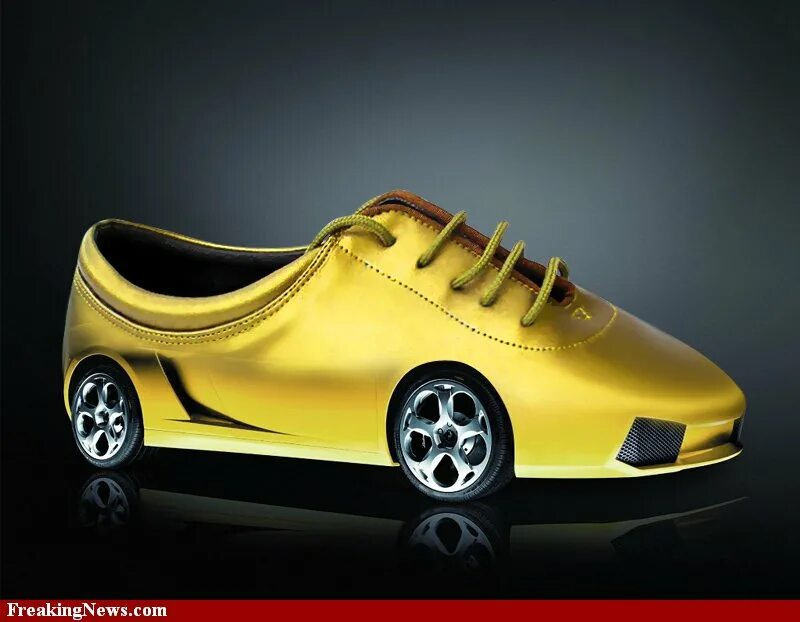 Машина в виде каблука. Самые большие ботинки. Машина туфля. Ноги в туфлях из машины. Автомобиль в виде ботинка.