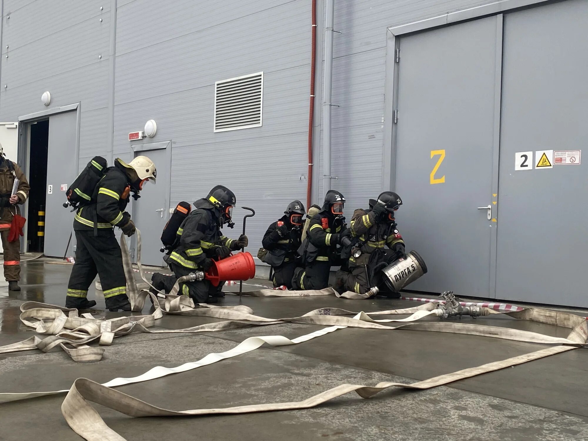 Учения мчс 2020. Учения мчс 2020. Учения мчс по ур. Спасатели мчс учения. Ликвидация пожара.