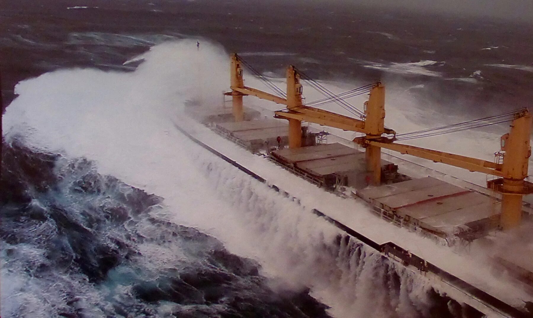 Отменить в виду шторма. Балкер в шторм. Корабль в Штормовом море. Шторм вид с корабля. Корабль в шторм фото.