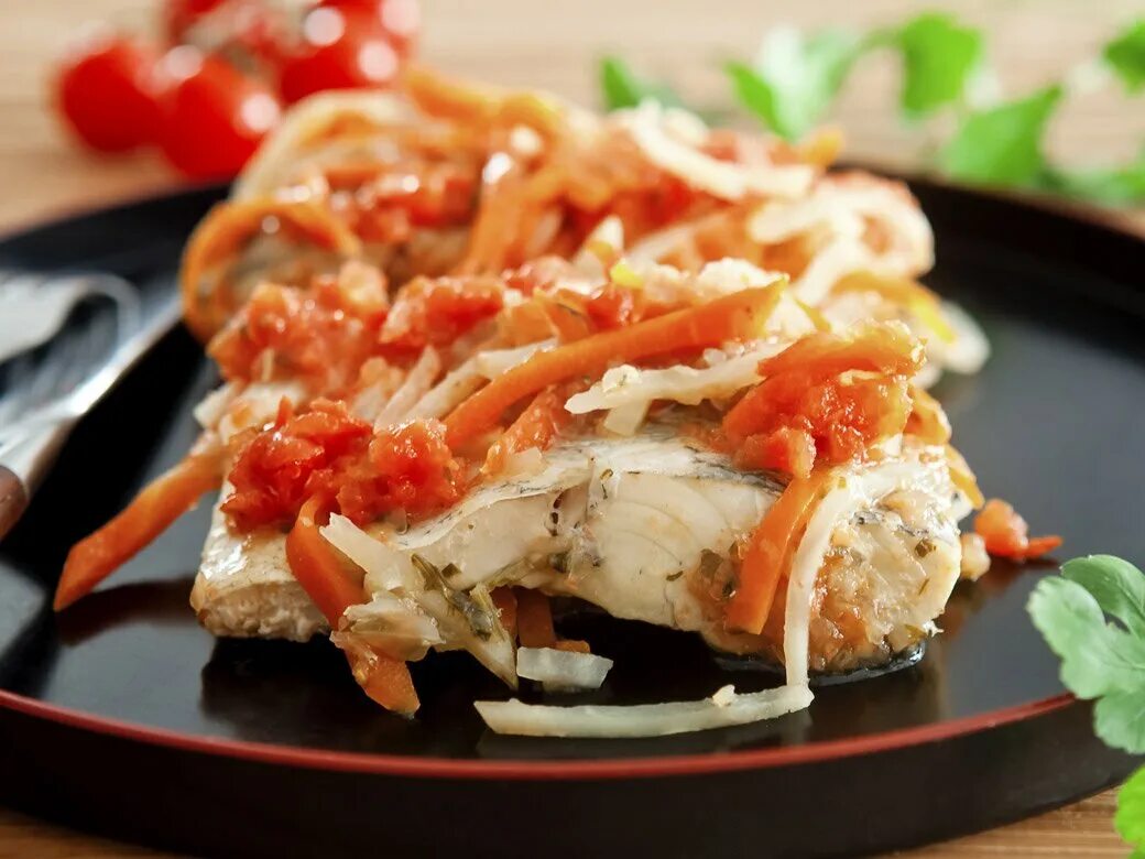 Как вкусно приготовить филе в мультиварке. Рыба под овощами. рыба с овощами в мультиварке. судак запеченный с помидорами. дори запеченное с помидорами.