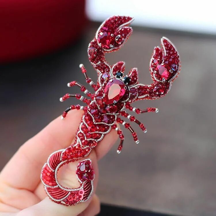 Брелок из бисера скорпион. Скорпион из бисера. Брошь скорпион из бисера. Брошка скорпион из бисера. Брелок из бисера скорпион.