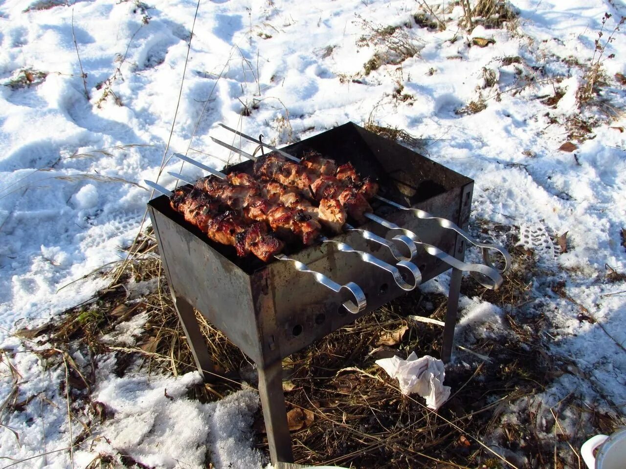 Шашлык зимой в лесу. Мангал зима. Шашлык зимой в лесу. Шашлык зимой на природе. Мангал ночью.