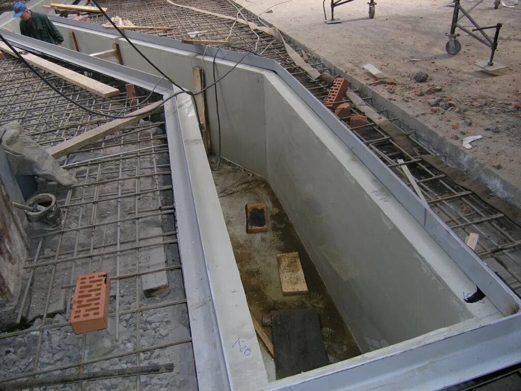 Футеровка вращающейся ферросплавной печи. Мельничная футеровка оутотек. 20 футеровка. Футеровка бункера полиуретаном. Футеровка прокалочной печи.