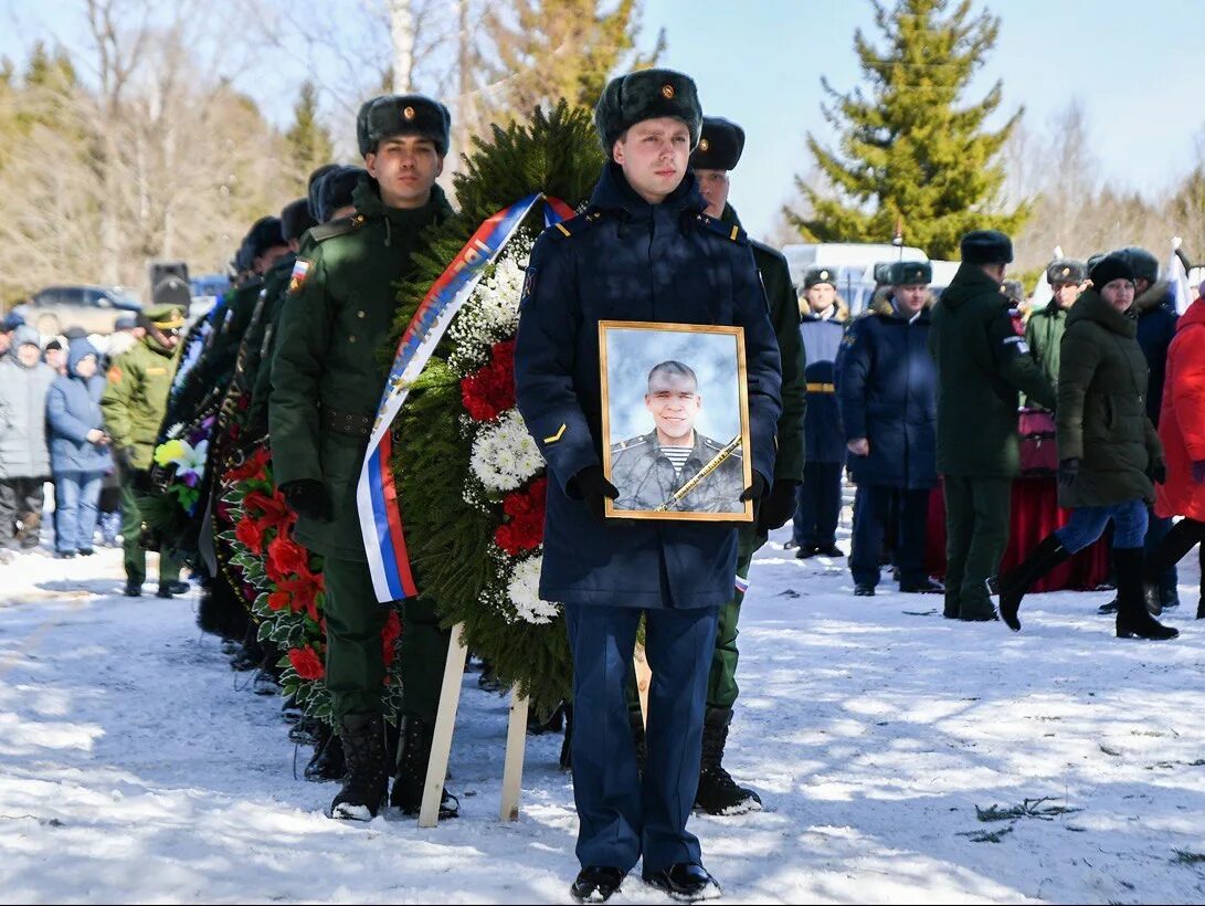 Россия 2 9 апреля. Похороны военнослужащего погибшего на Украине. Похороны солдат погибших в Украине 2022. Прощание с военнослужащими солдатами.