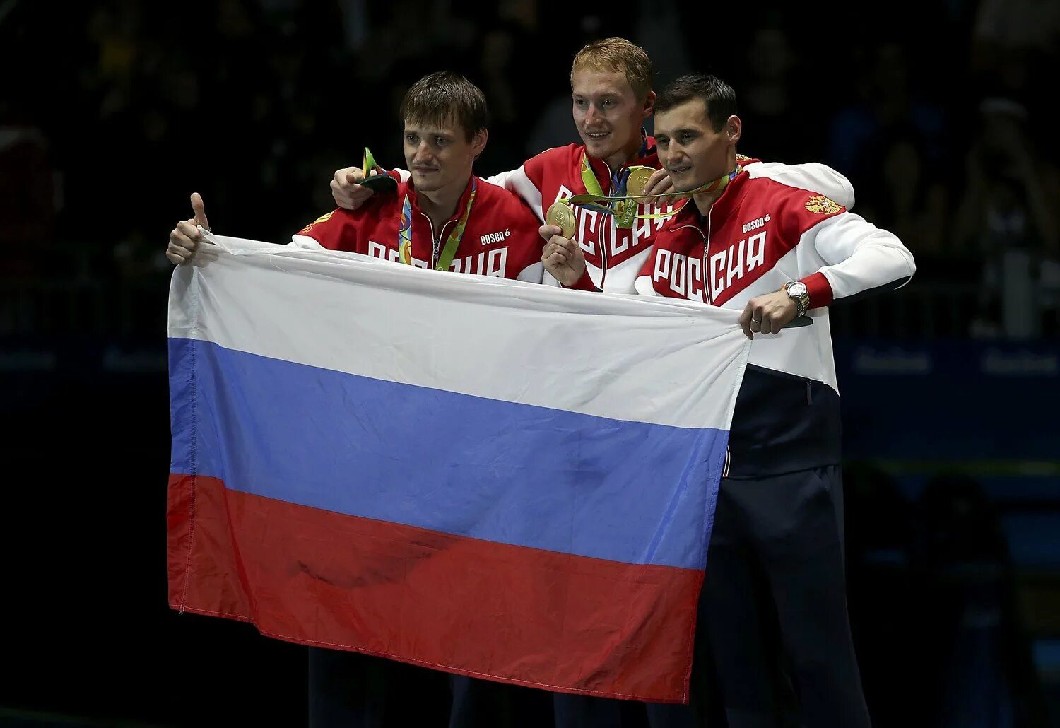 1912 российские спортсмены. Спортсмен с флагом. Российские спортсмены. Спортсмен с российским флагом.