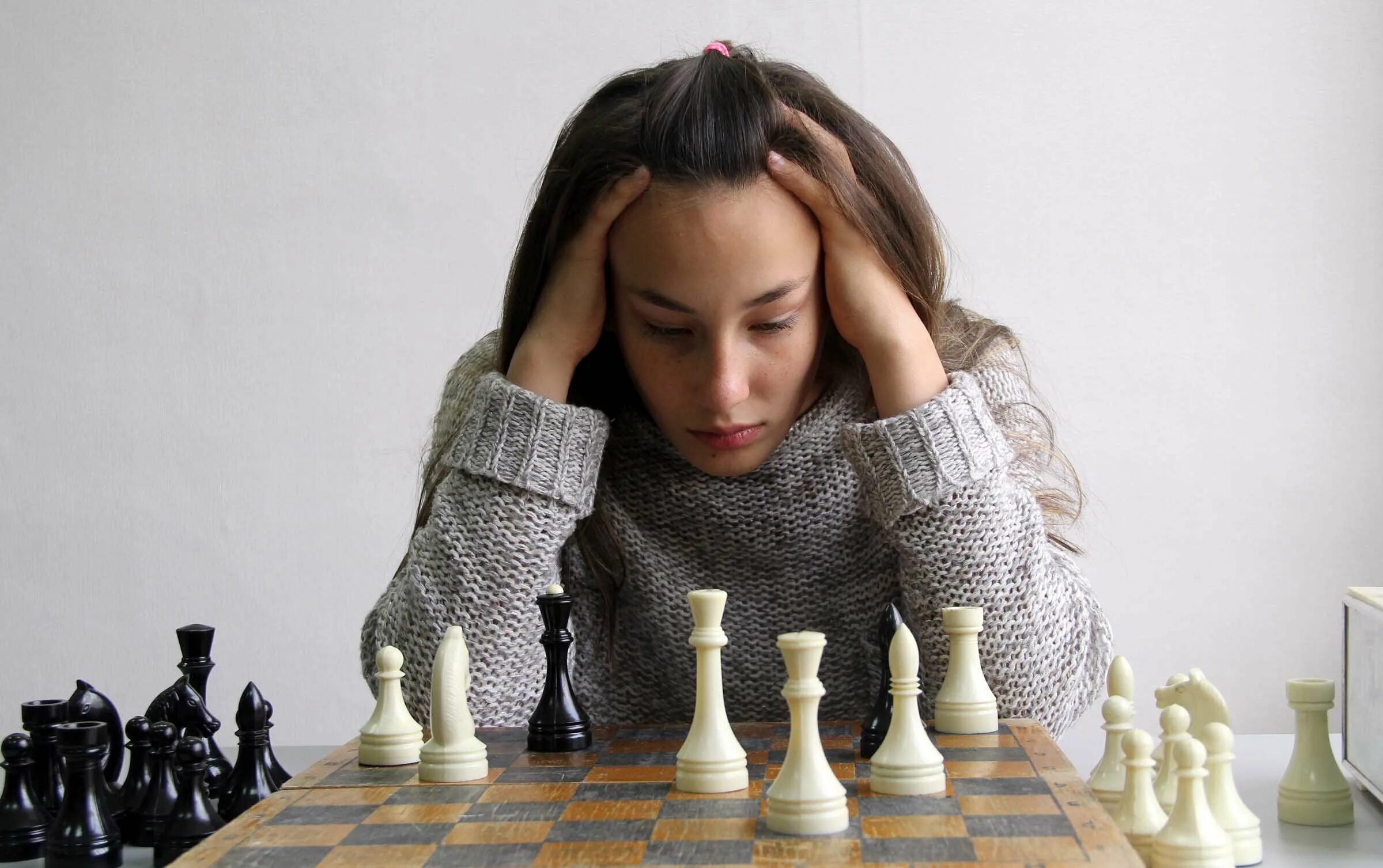 Антоанета Стефанова шахматы. Девочка играет в шахматы