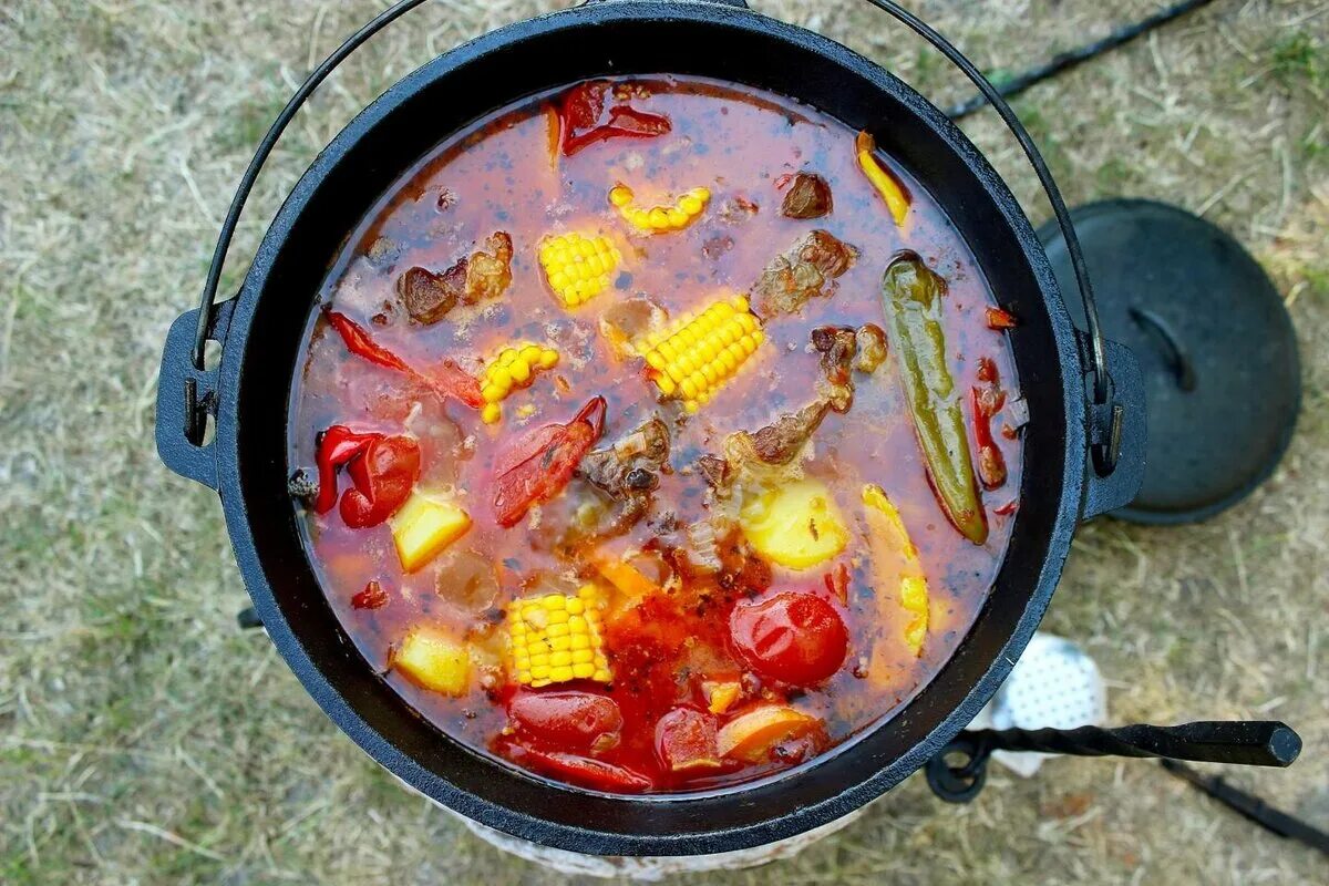 Шурпа из свинины на костре рецепт. Шурпа в казане. Шурпа в казане на костре. Шурпа из говядины в казане на костре. Шурпа из говядины на костре.