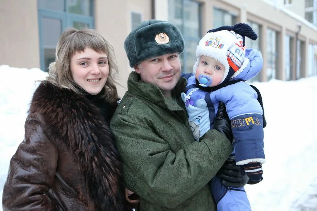 Семья военного. Семья военнослужащего. Семья российского военного. Солдат с семьей. Служба семьи в рф