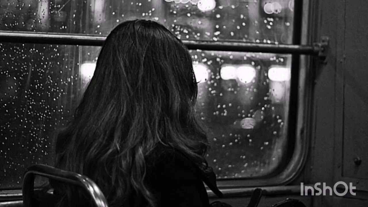 Снова одинока я сижу поет девушка. Окно автобуса. Девушка в автобусе у окна. Грустная женщина в поезде. Грустная девушка в электричке.