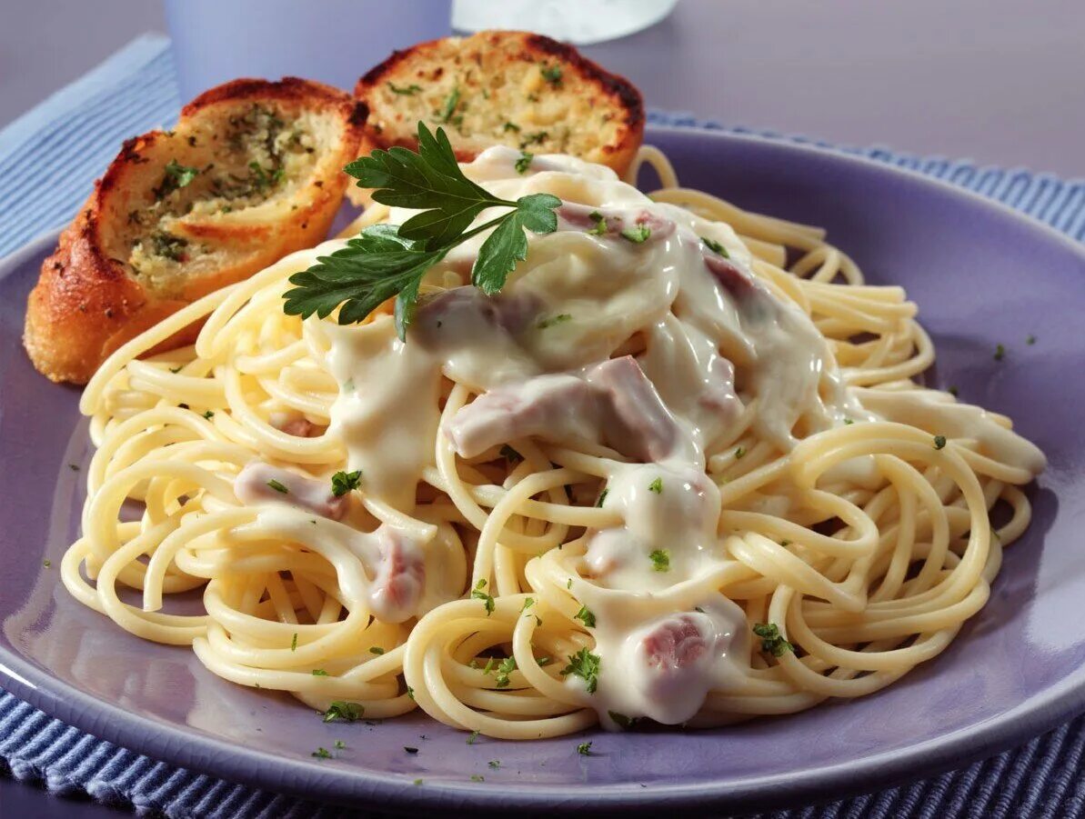 Альфредо фетучини паста. Фетучини с креветками в сливочном соусе. Паста фетучини с креветками в сливочном соусе. Спагетти альфредо. Паста карбонара с ветчиной.