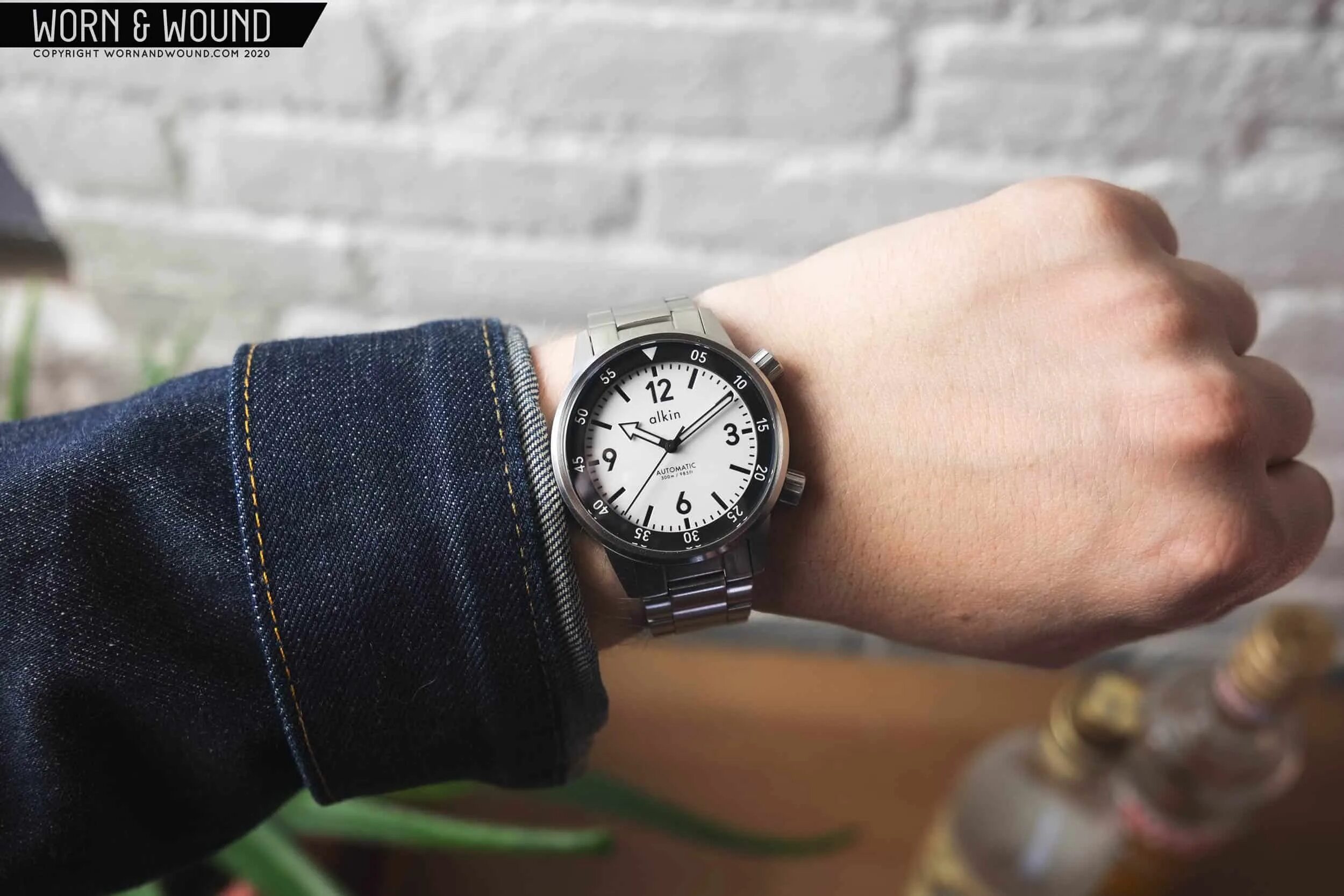 Remark часы gr 509. Huawei w1 smart watch. Часы на руке мужчины. Models 2 watch. Часы leica l2.