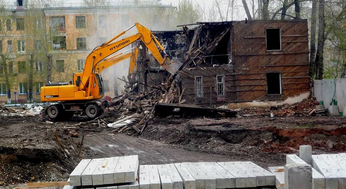 Демонтаж здание организация. Демонтаж зданий. демонтаж старых построек. демонтаж кирпичного здания. демонтаж деревянных домов.