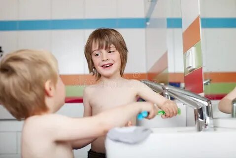 Мальчик и девочка в ванне