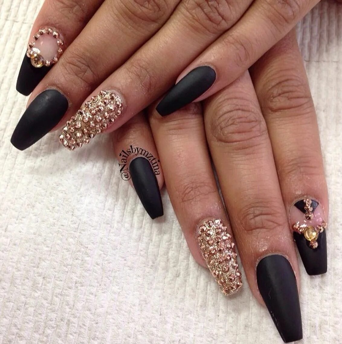 черные ногти балерина. черные ногти. чёрный маникюр на длинные ногти. чёрный маникюр на длинные ногти. маникюр на длинные ногти балерина черные.