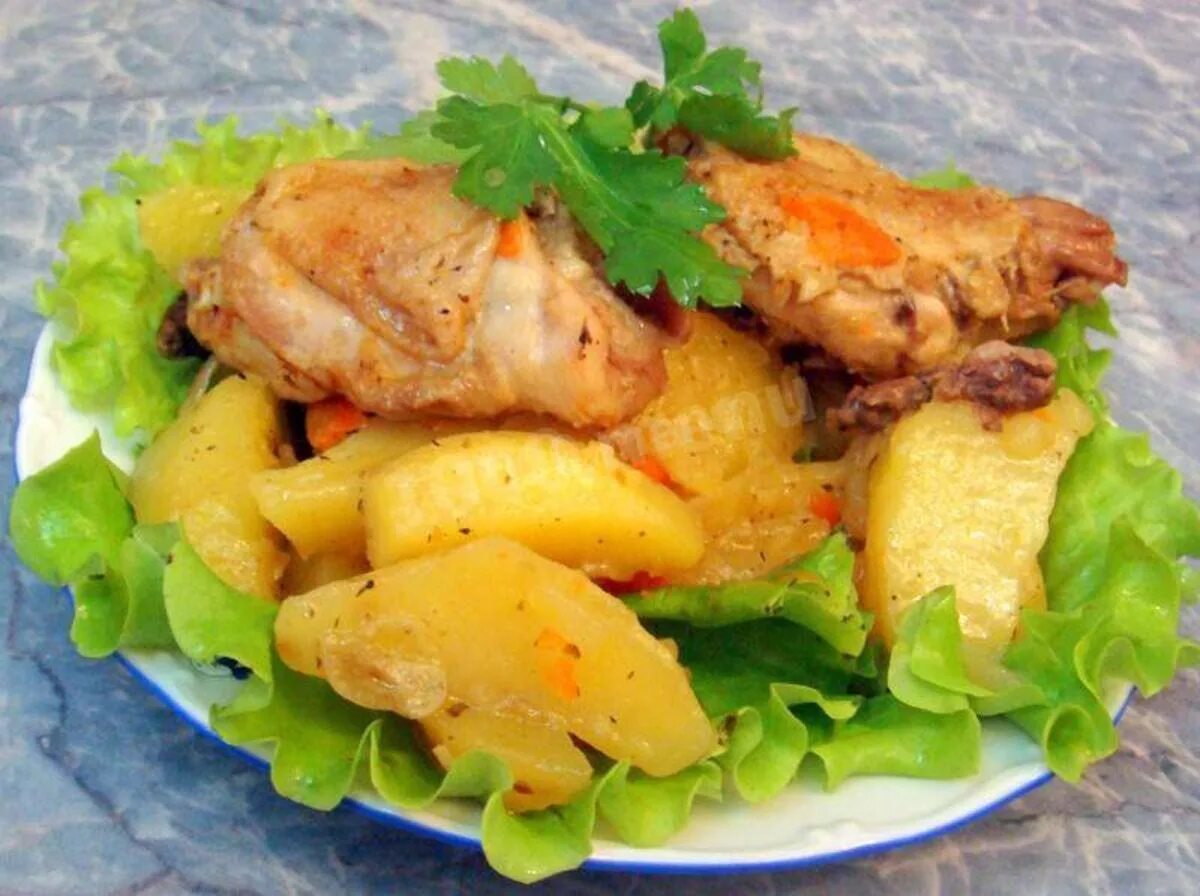 Курица жареным картофелем. Курица с картошкой. курица с картошкой в мультиварке. картофель с курицей в мультиварке. цыпленок с картофелем.
