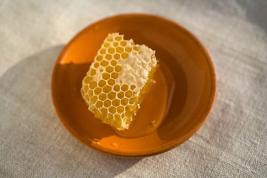 Забрус пчелиный. Мёд в сотах. Соты пчелиные. Медовые соты. Мед сверху вода