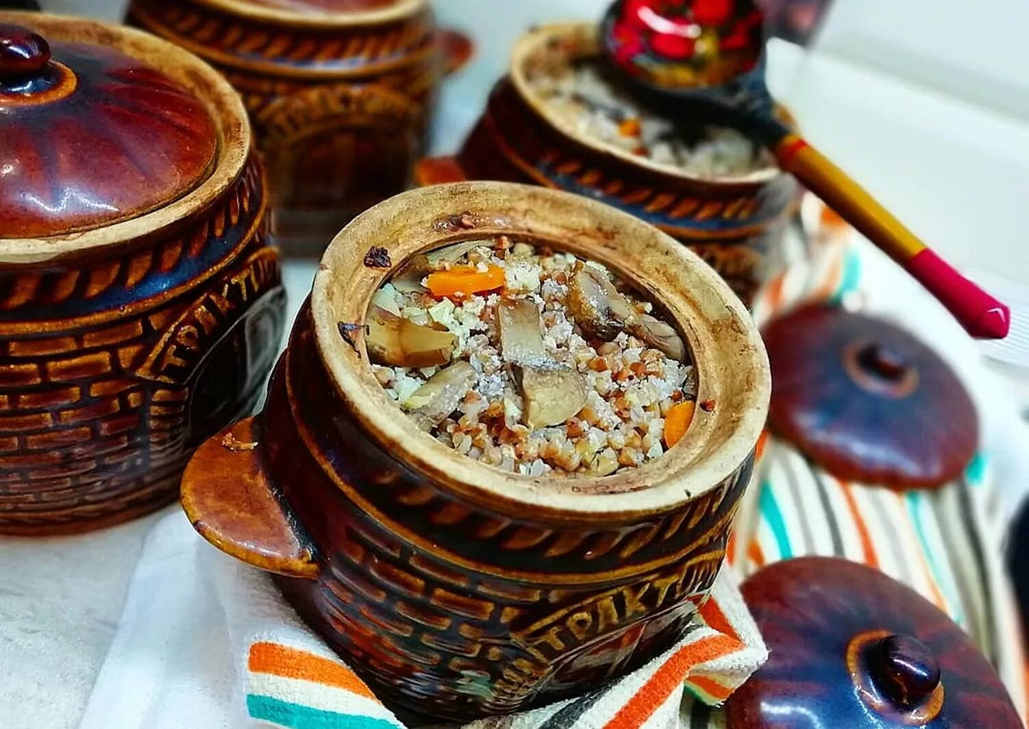 Гречка с мясом и овощами в горшочках. Гречка по-купечески со свининой в духовке в горшочках. Рецепт гречки по купечески в горшочке. Гречка по-купечески в горшочках. Гречка с грибами в горшочке.