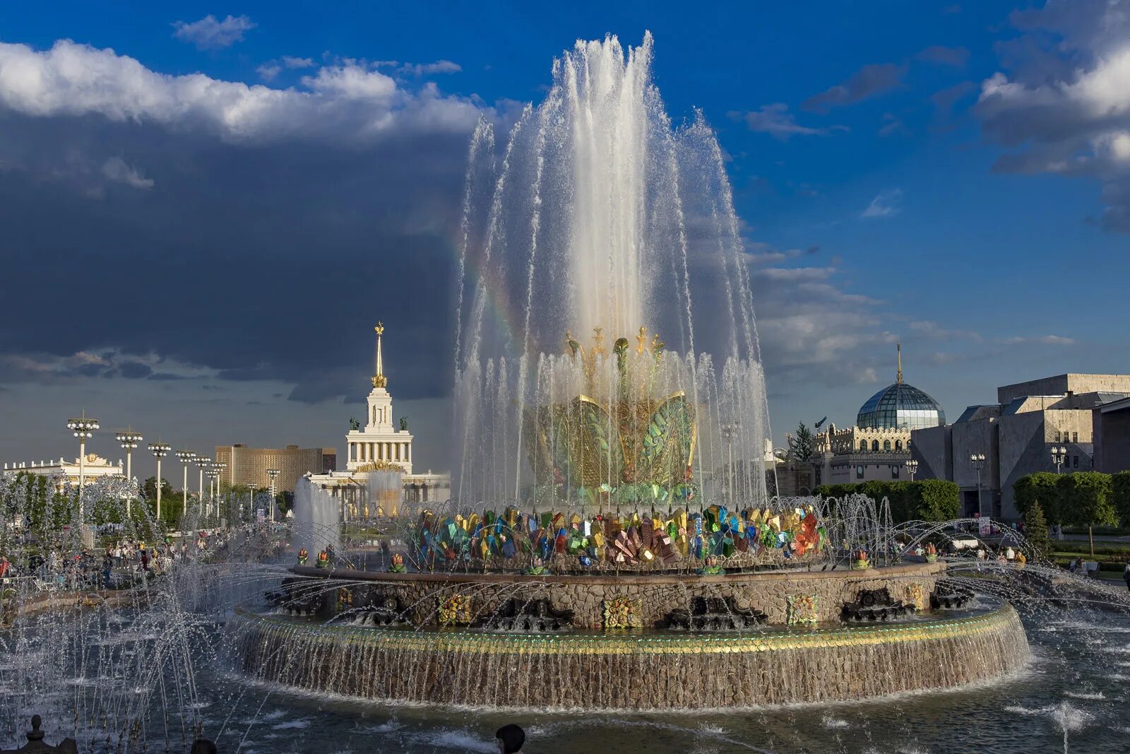 Фонтан в москве на вднх. Вднх в москве фонтан каменный цветок. парк вднх фонтаны. ввц фонтан каменный цветок. фонтан дружбы народов вднх 2025.