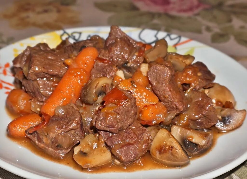 Жареная говядина с грибами. Мясо с грибами. Говядина по шампиньонами в духовке. Бефстроганов с говядиной. Говядина с шампиньонами.
