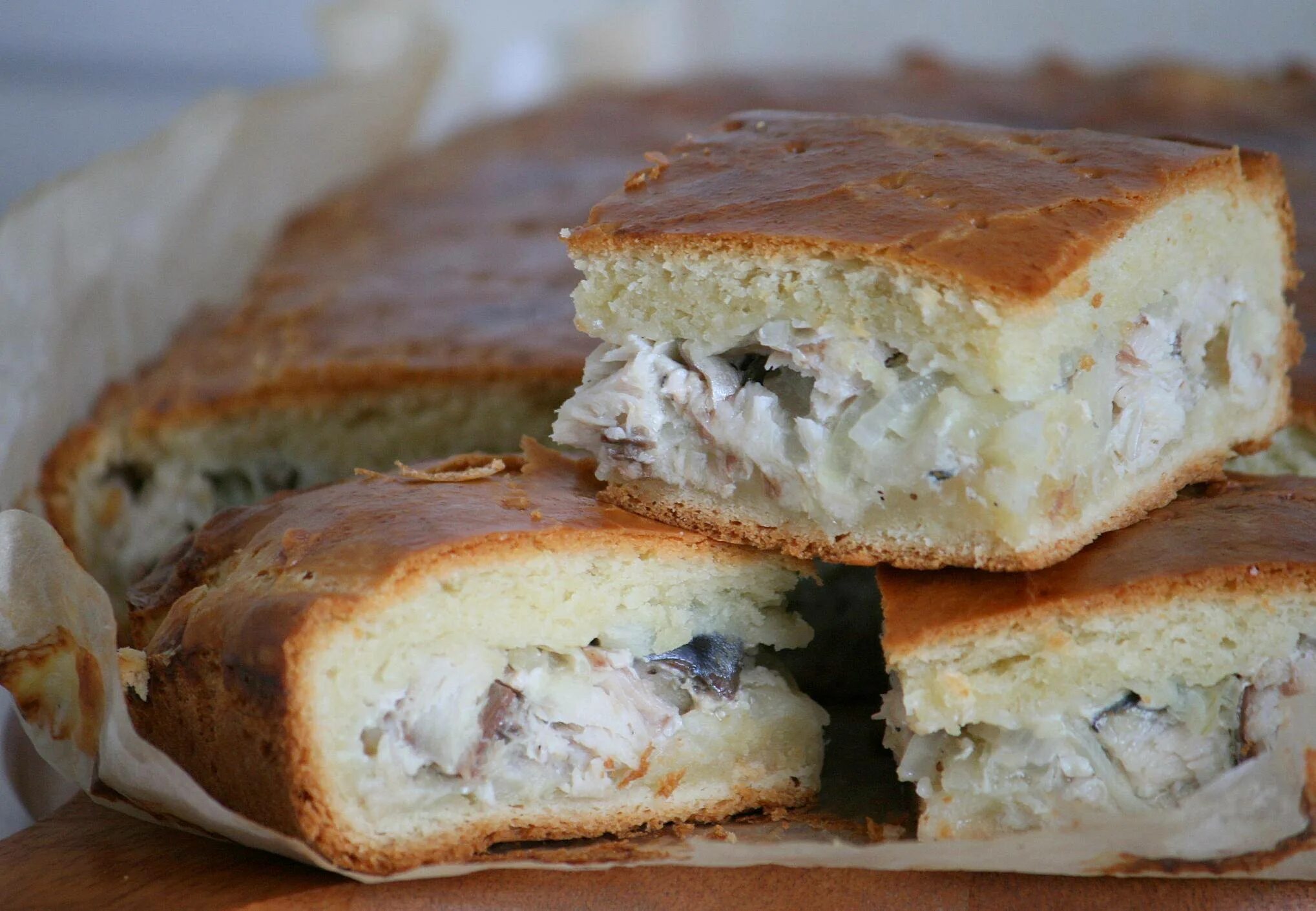 Пирог с рыбой рецепт. Пирог "Рыбник" со скумбрией. Пирог с рисом и консервой. Рыбный пирог с сайрой. Пирог с рыбой в духовке.