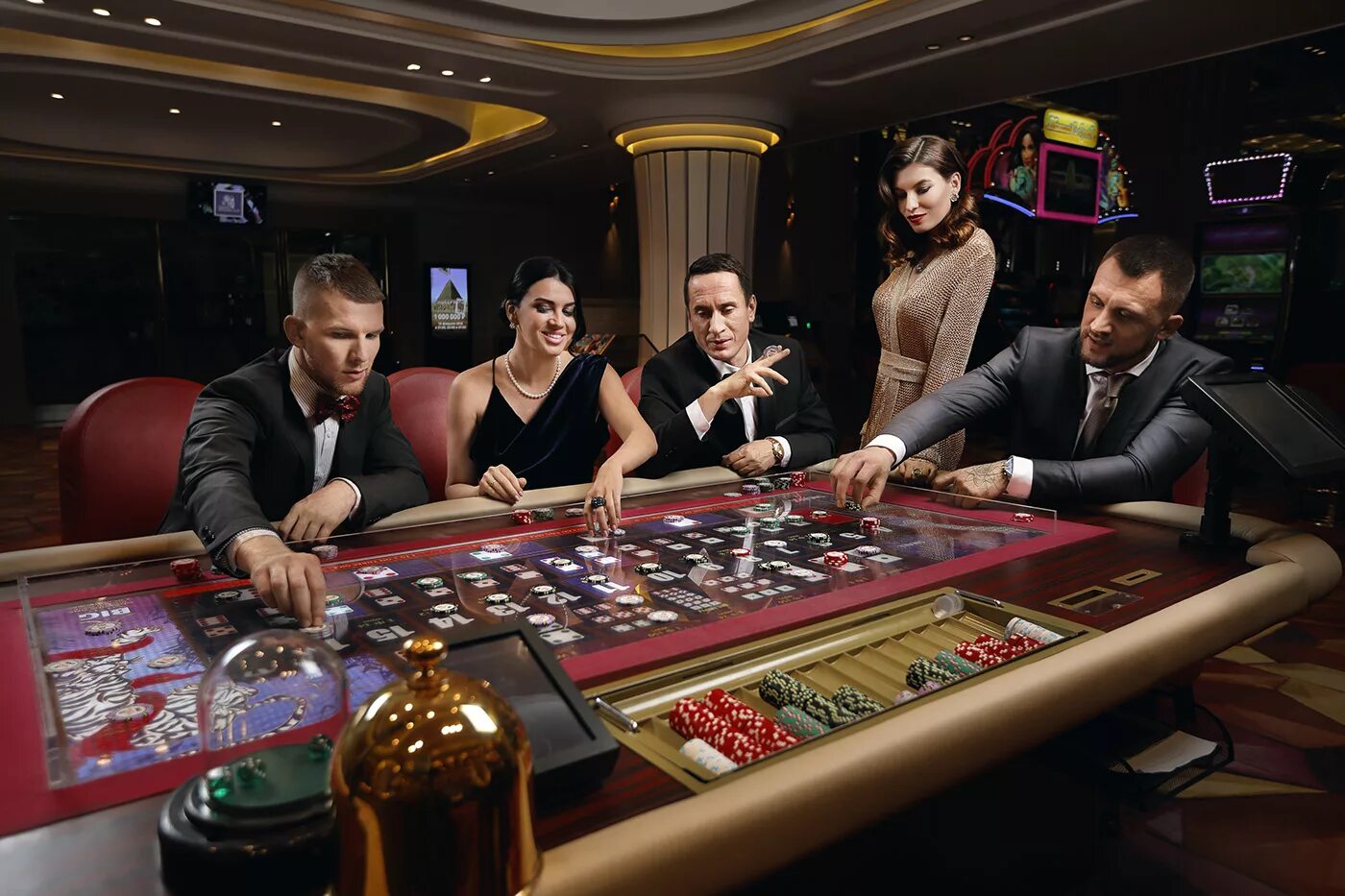 Сыграем в азартные игры. Казино Голд Гранд. Казино фото. Богатое казино. Красивое казино.
