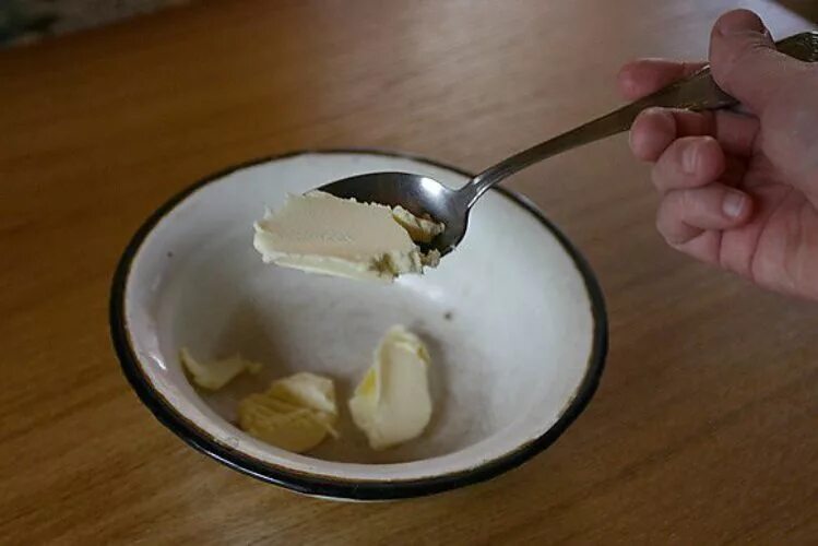 Сколько сливочного масла. Столовая ложка сливочного масла. Ложка для масла сливочного. Чайная ложка сливочного масла. Сливочное масло в столовой ложке.