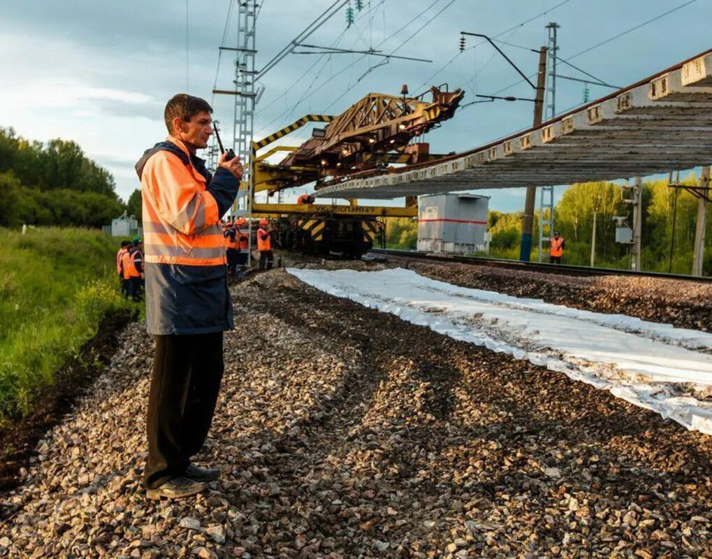 станции красноярск – восточной красноярской железной дороги. локомотивная бригада ржд. красноярск красноярская железная дорога. вакансия красноярск железнодорожный. магазин железнодорожник.