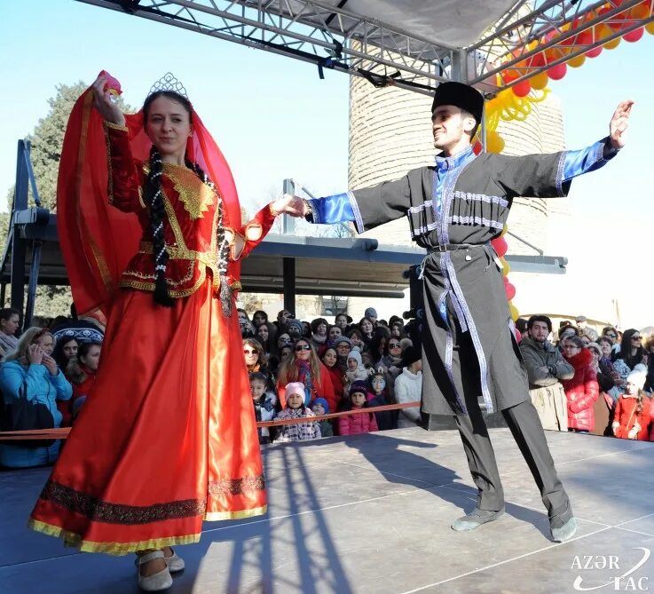 Национальные танцы Азербайджана. Азербайджанский костюм для танца. Азербайджанский танцевальный костюм. Азербайджанский костюм на Яллы. Танцы азербайджана