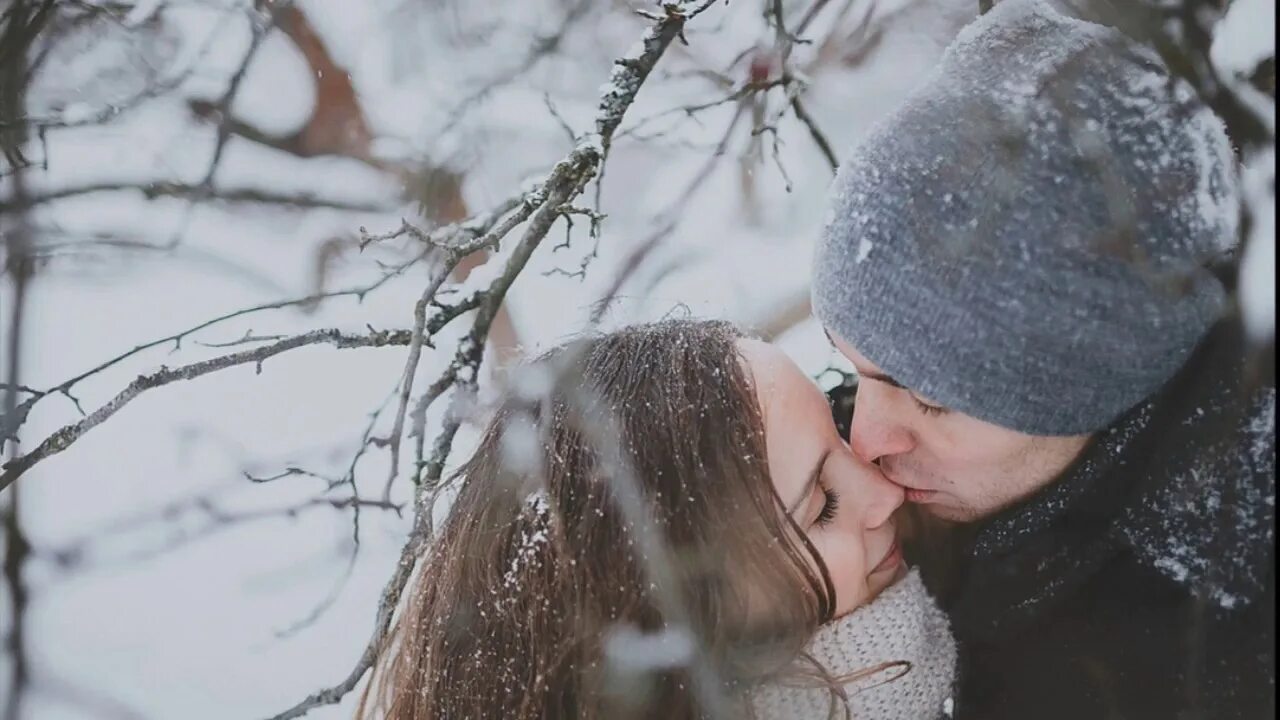 Человек любящий снег. Зимние объятия. парень и девушка под снегом. зимний поцелуй для любимого. поцелуй зимой на улице.