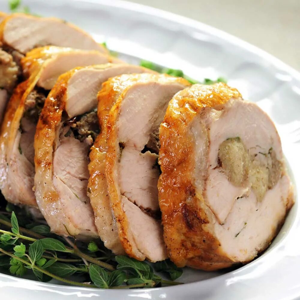 Грудка индейки что приготовить быстро и вкусно. Блюда из индейки. блюда из индейки филе. блюда из грудки индейки. фаршированная рулька индейки.