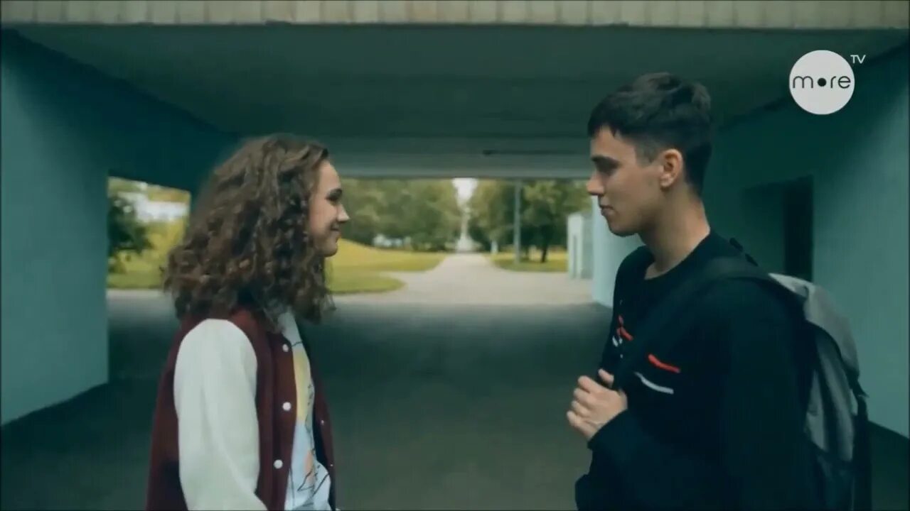 Трудные подростки сериал фил и лена на крыше. Фил и лена фото. Девушка фила из трудных подростков. Лена трудные подростки сериал лена. Глеб калюжный.