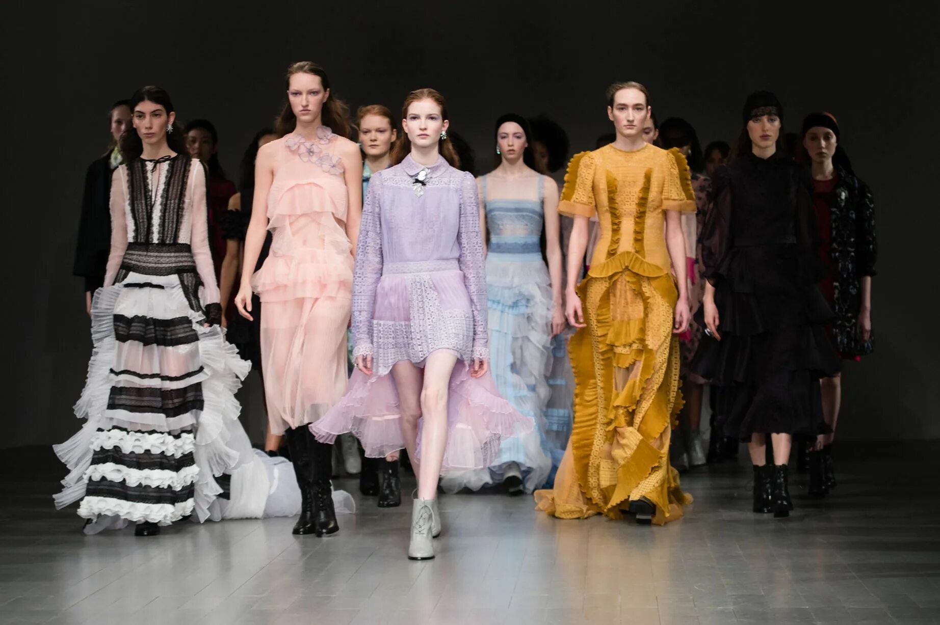 Мода развлечения. Лондонская неделя моды (London Fashion week). Модный показ. Показ моды в Лондоне. Неделя моды в Лондоне 2022.