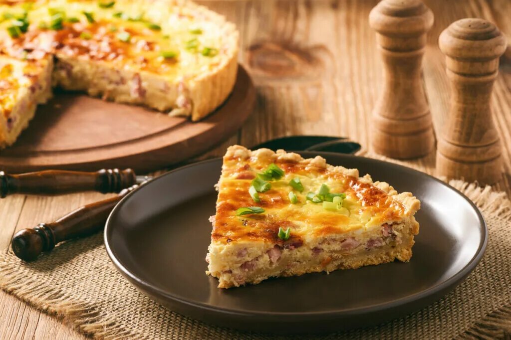 Пирог с беконом. КИШ Лорен с беконом. Quiche Lorraine. Французский пирог «КИШ» С луком и сыром. КИШ С беконом и сыром.