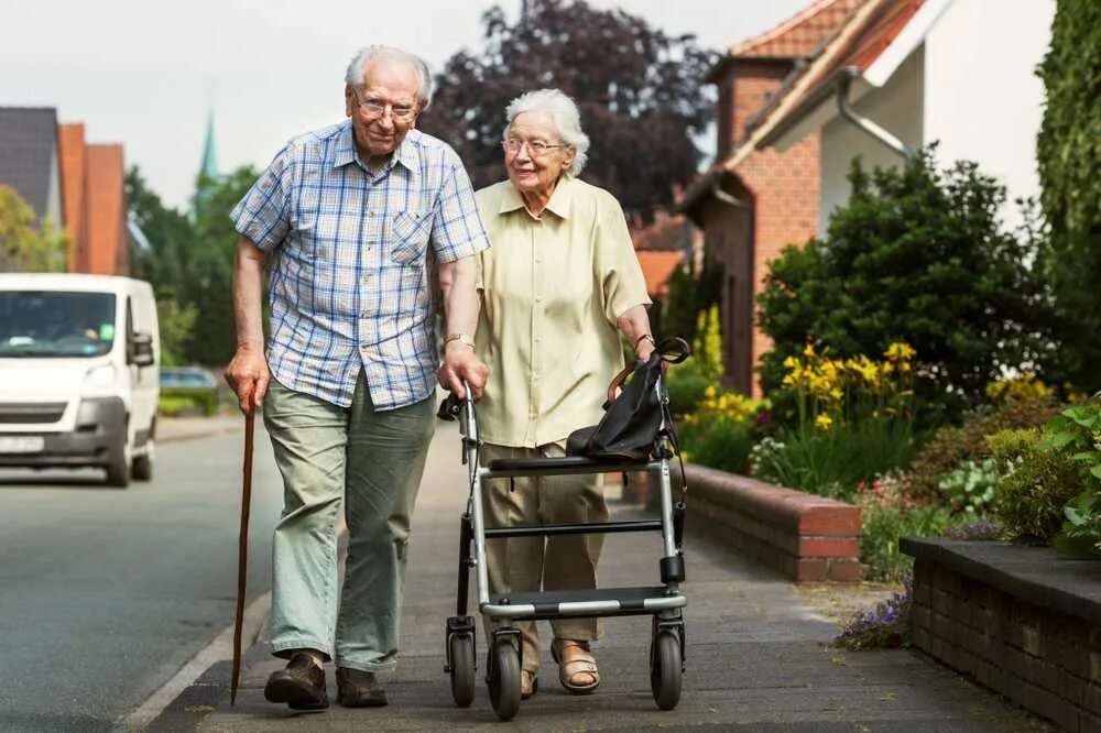 Living old age. Старость. Счастливые инвалиды. Дом престарелых в Америке. Долгожитель на прогулке.