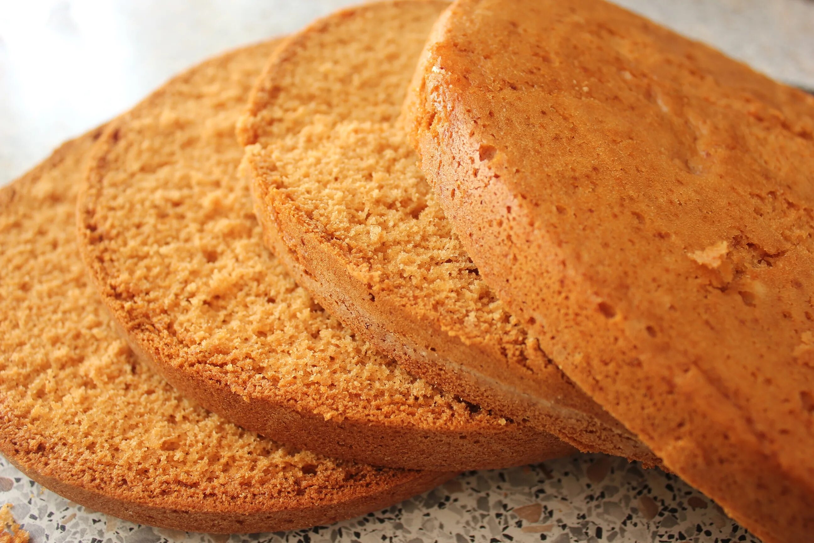 бисквитные коржи. пышные коржи для торта. корж выпечка. корж испечь рецепт. пышный бисквит.