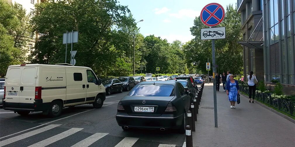 Стоянка в неположенном месте. Парковка. Нарушение правил парковки в парковочной зоне. Остановка в неположенном месте. Нарушение местоположения