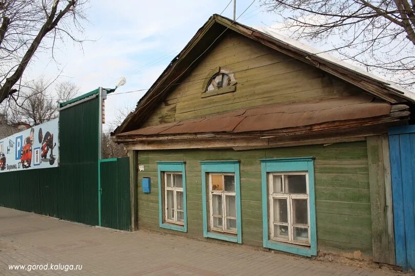 Здания врастают в землю. Дом врос в землю. Дом развалюха в деревне. Старые вросшие в землю здания снова. Здания врастают в землю.