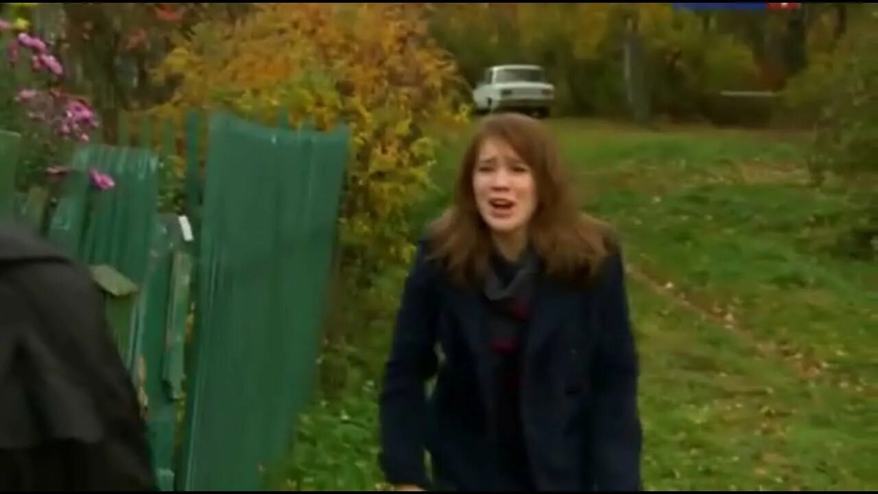 Она не может. Она же может вилкой ткнуть за столом кого-нибудь. Яблоневый сад сериал. Она не может. Собака делает больно иначе.