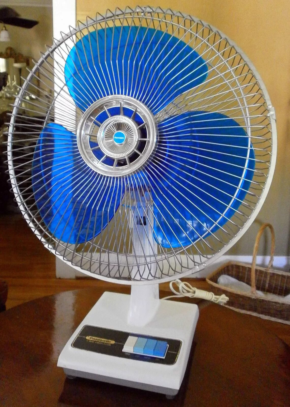 Кулер синий. Sanyo Oscillating Fan. Sanyo Oscillating Fan лопасть. Вентилятор синий. Кулер голубой.