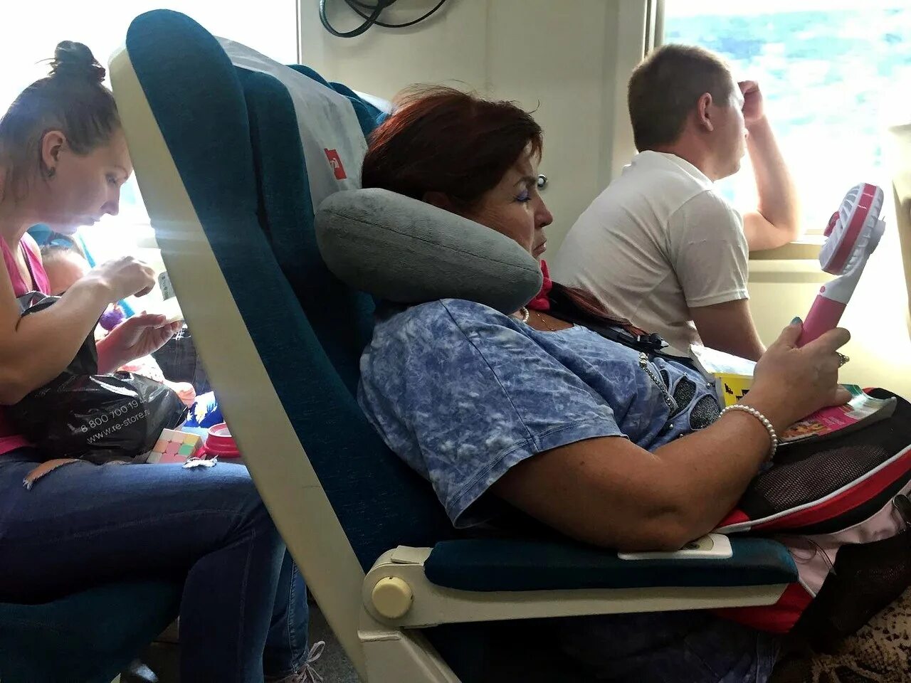 Москва брянск 737. Поезд 737. поезд 737аа москва-брянск. духота в электричке. дети родители жара поезд.